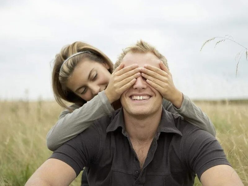 Мужская рука на женском лице. Человек закрывает глаза другому. Девушка и парень с закрытыми глазами. Фотосессия мужчины и женщины лицо.