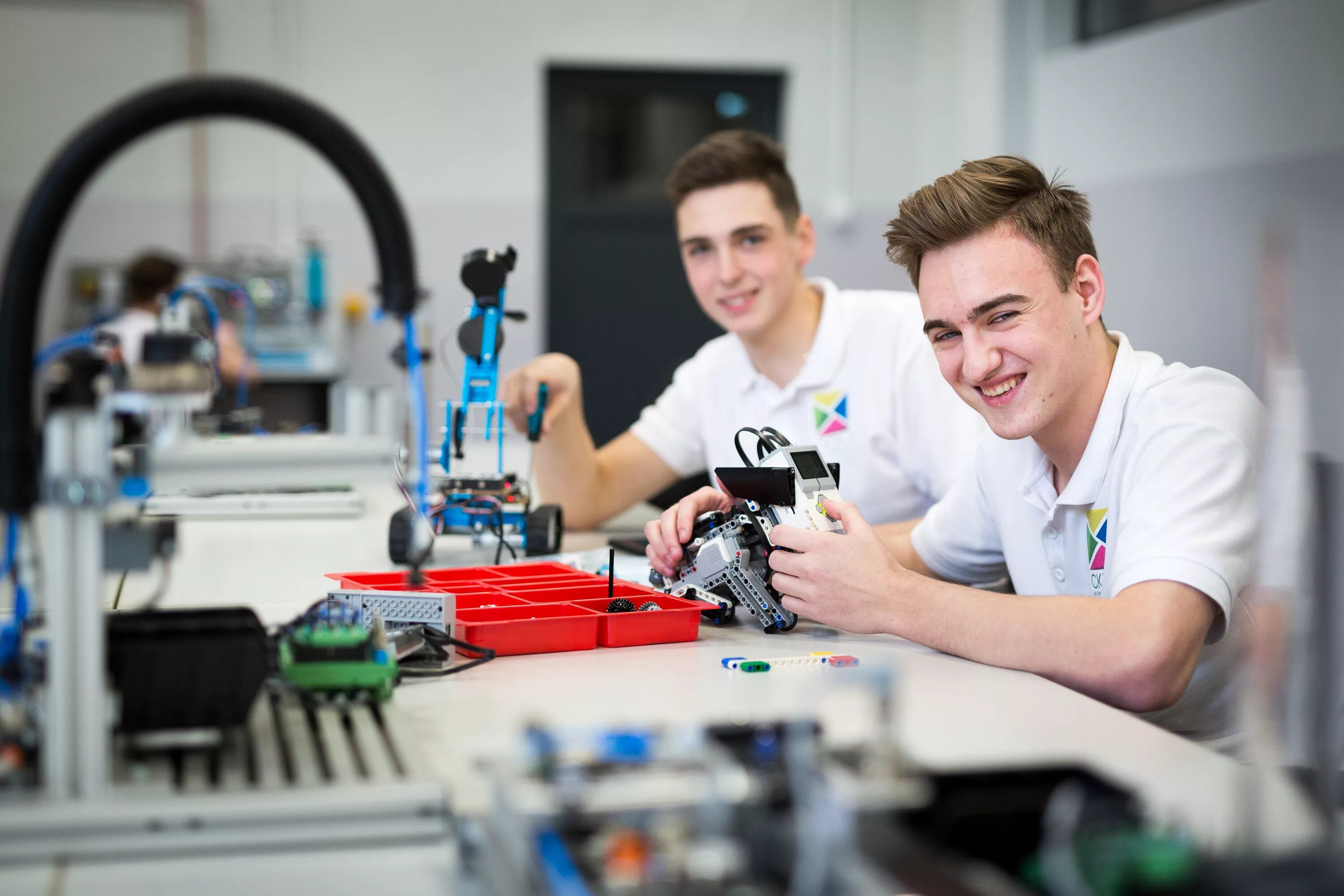 Электротехника и робототехника. Мехатроника и робототехника профессии. Мехатроника и робототехника. Сколько зарабатывает робототехник. Робот.