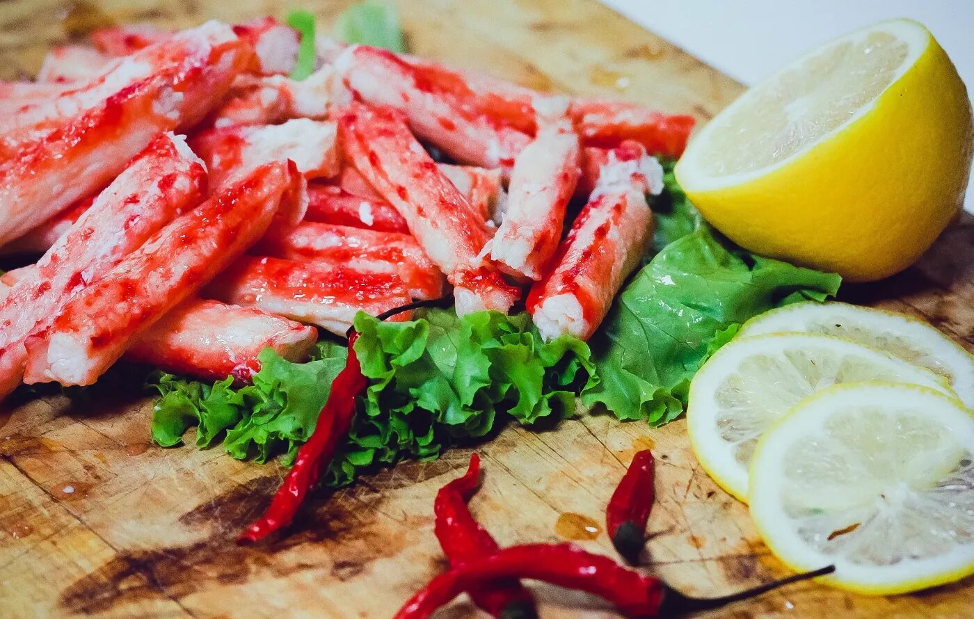 Камчатский краб блюдо. Котлеты из крабовых палочек с сыром. Крабовая рыба рецепт. Краб в ресторане. Крабовая рыба рецепт.