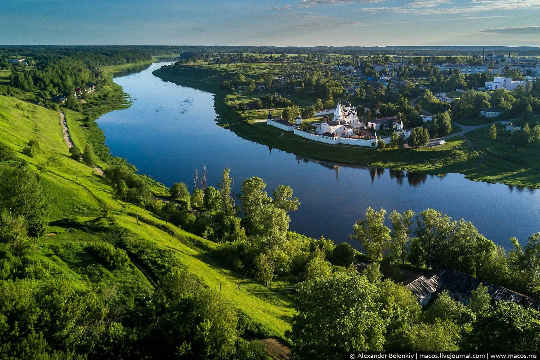 Подмосковный город в честь реки. Река Волга в Старице. Тверь городок Старица. Волга река Тверь Тверская область. Река Старица Тверская область.