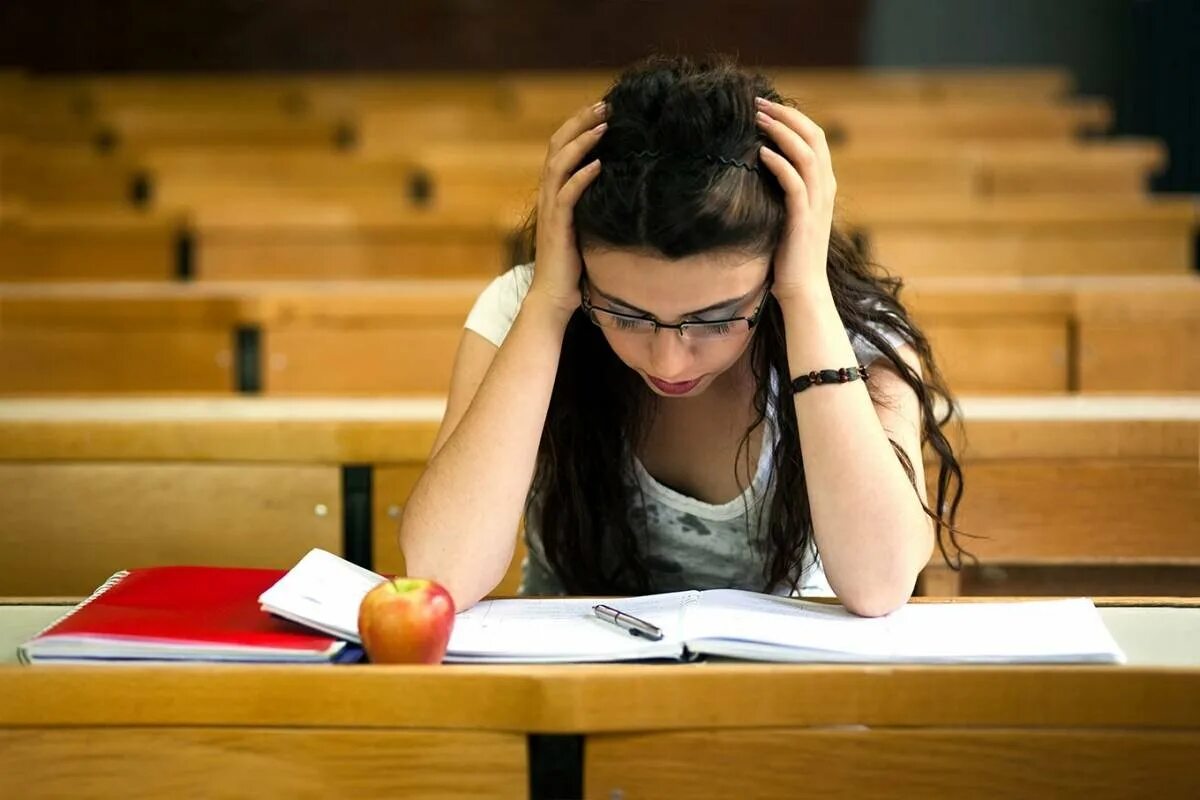 Stressed student. Девочка готовится к экзамену. Девушка готовится к экзаменам. Студент сессия. Девушка на экзамене.