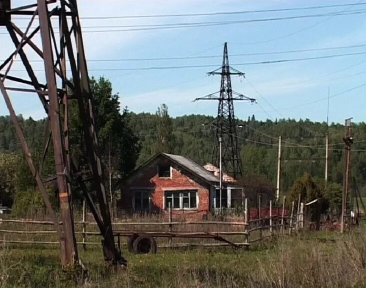 Земля под линиями электропередач. Дача под лэп. дача под высоковольтной линией. высоковольтные столбы. линия электропередач на участке.