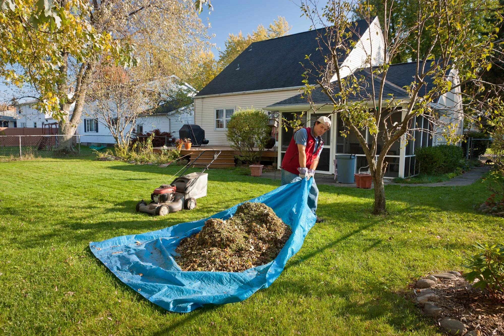 Clean yard. The guy is cleaning the backyard. Clean yard. Уборка территории частного дома. Clean yard.