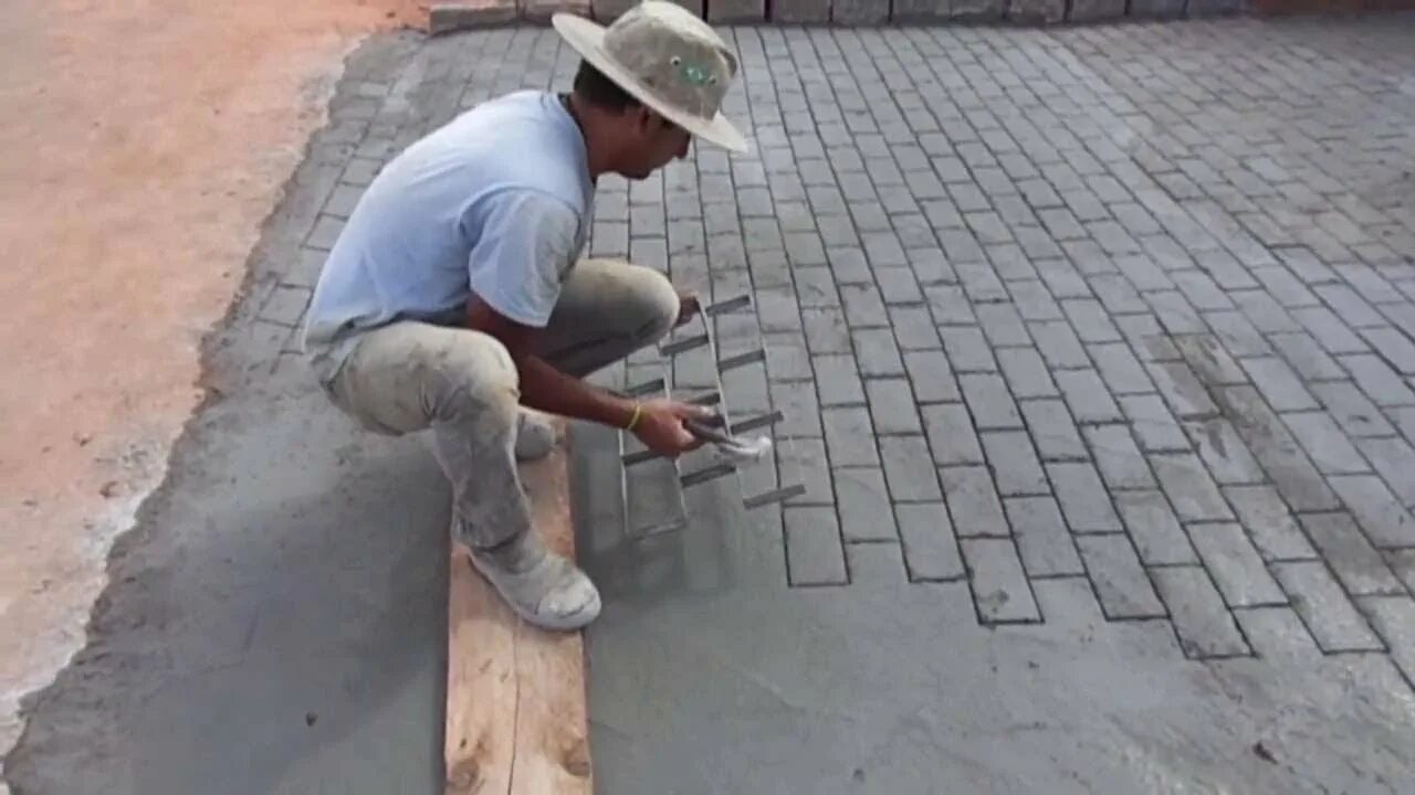 Делает бетонные плиты. Имитация тротуарной плитки. Имитация брусчатки. Штамп для бетона под брусчатку. Форма для имитации тротуарной плитки.