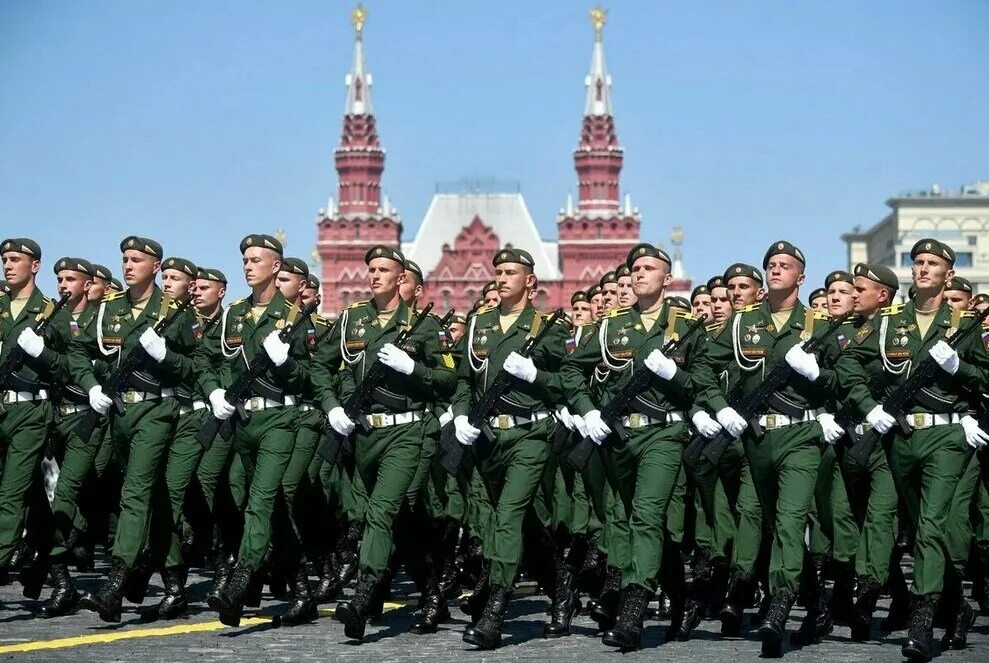 Какие сегодня стоят. Военный парад в Москве 2020. Парад Победы на красной площади 2020. Парад Победы 2015 в Москве. Солдаты маршируют по красной площади.