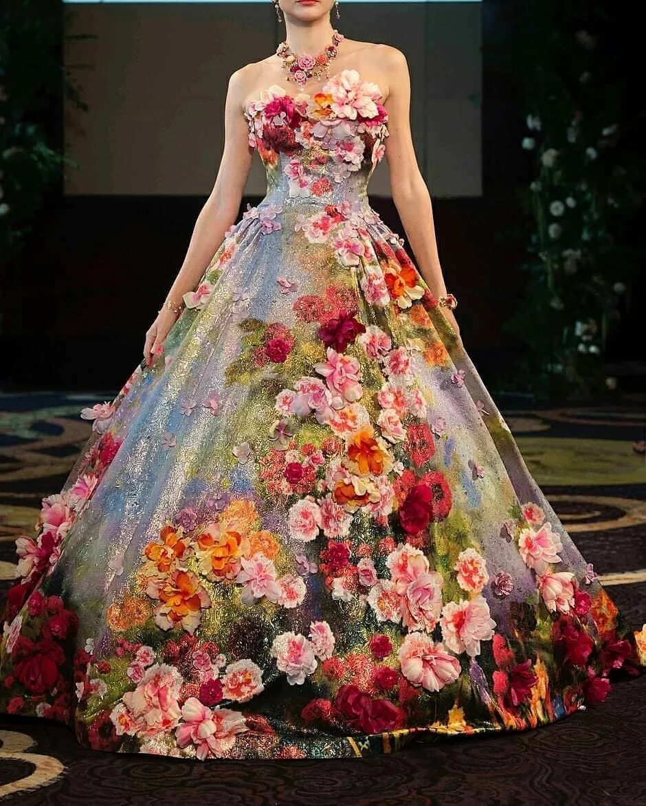 Платья из цветов фото. Yumi Katsura платья. Необычные платья. Необычные цветочные платья. Наряд из цветов.