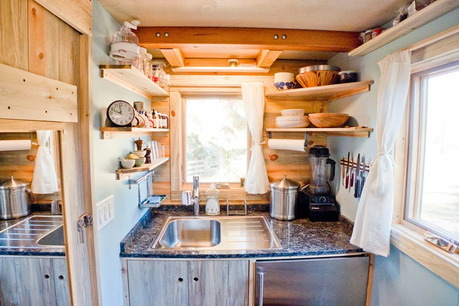 Сделать кухню дома своими руками. Маленький деревянный домик интерьер. Кухни на дачу. Обустройство маленького домика. Обустройство маленькой кухни на даче.