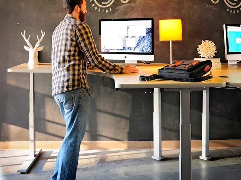 Standing desk. Удобный рабочий стул стоячий. Стоячие столы для офиса. Stand-up столы. Реклама стоячая на столе.