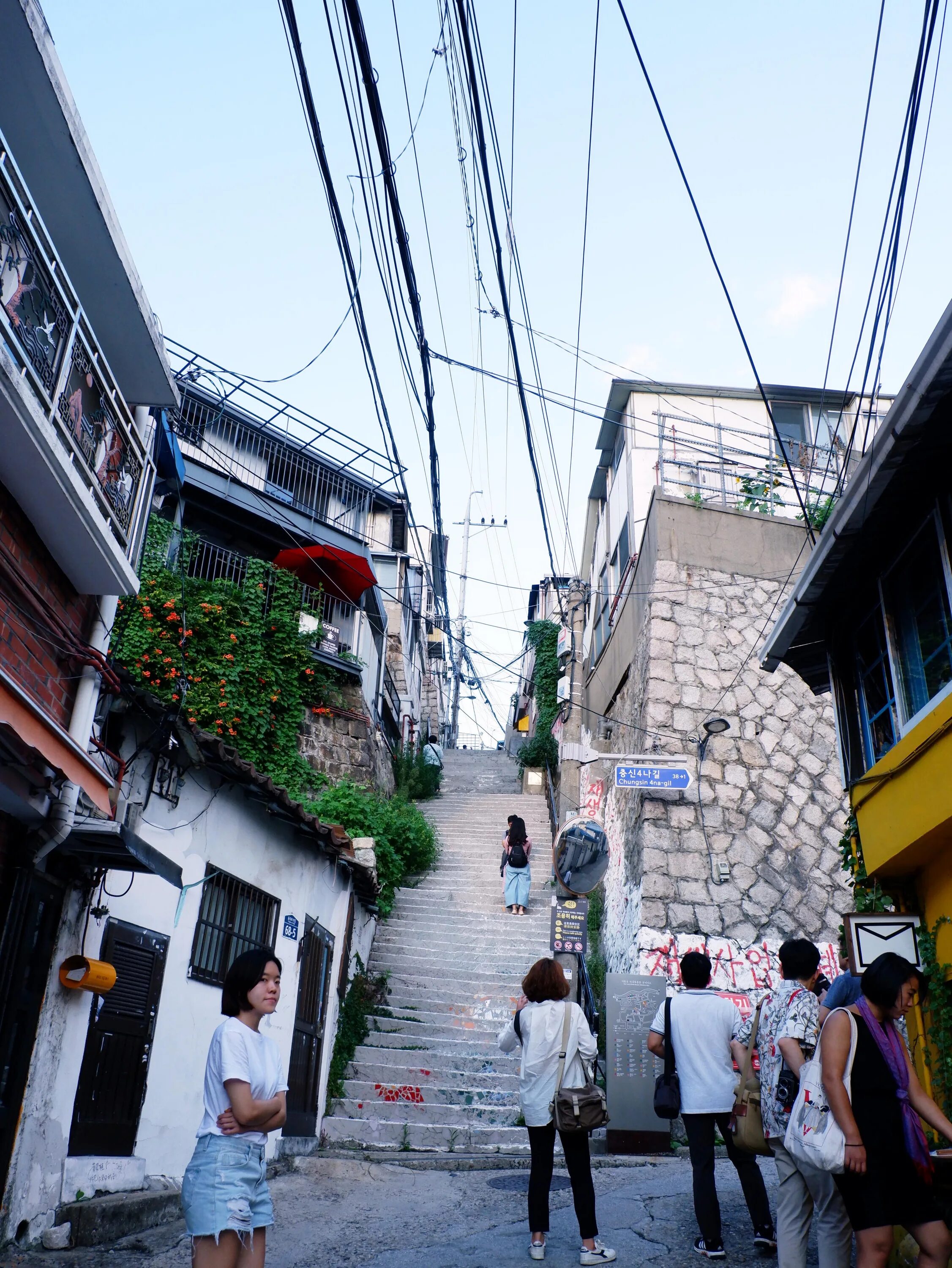 Un village. Un Village Сеул. Лунная деревня Сеул. Un Village, Сеул. Фото. Сеул альтернатива.