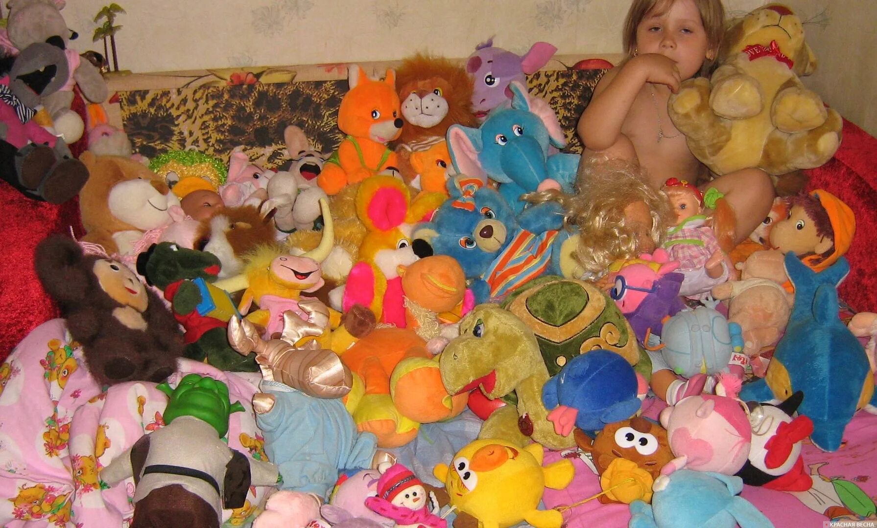 Девочку много игрушек. Много игрушек. Китайские игрушки. Китайские игрушки для детей.