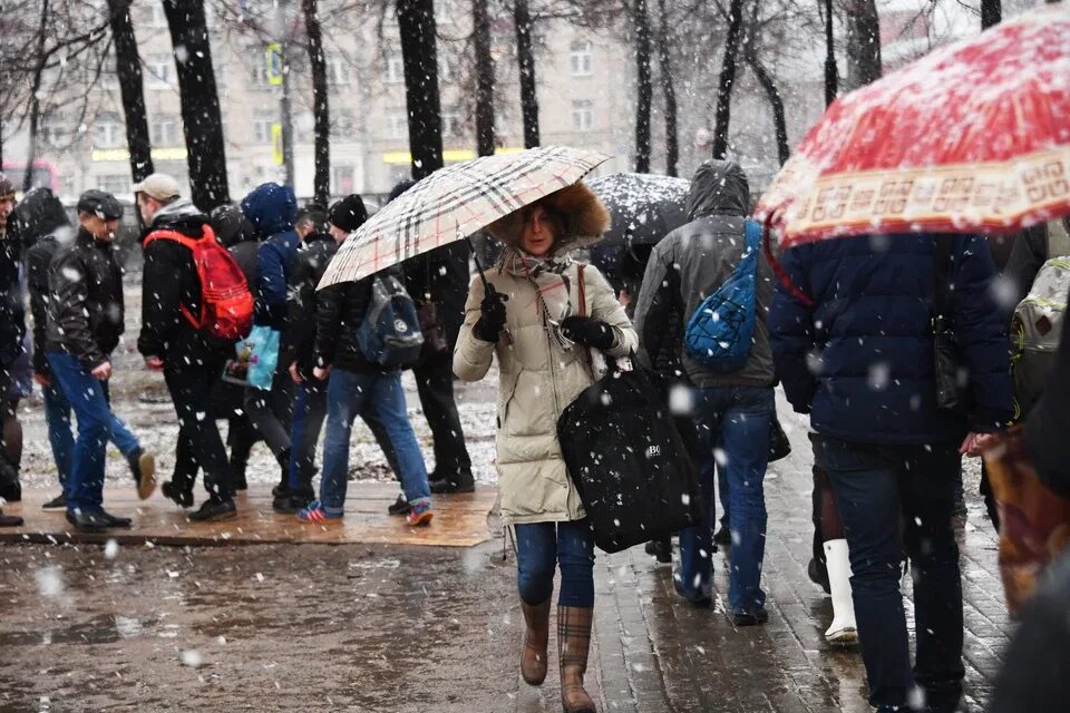 Мокрый снег. Холод в Москве. Теплая погода. Дождливо в марте.