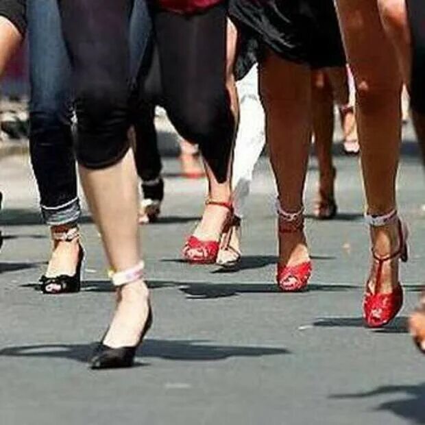 Бег в туфлях. Женщина бежит на каблуках. Девушка бежит на каблуках. Женский забег на каблуках.