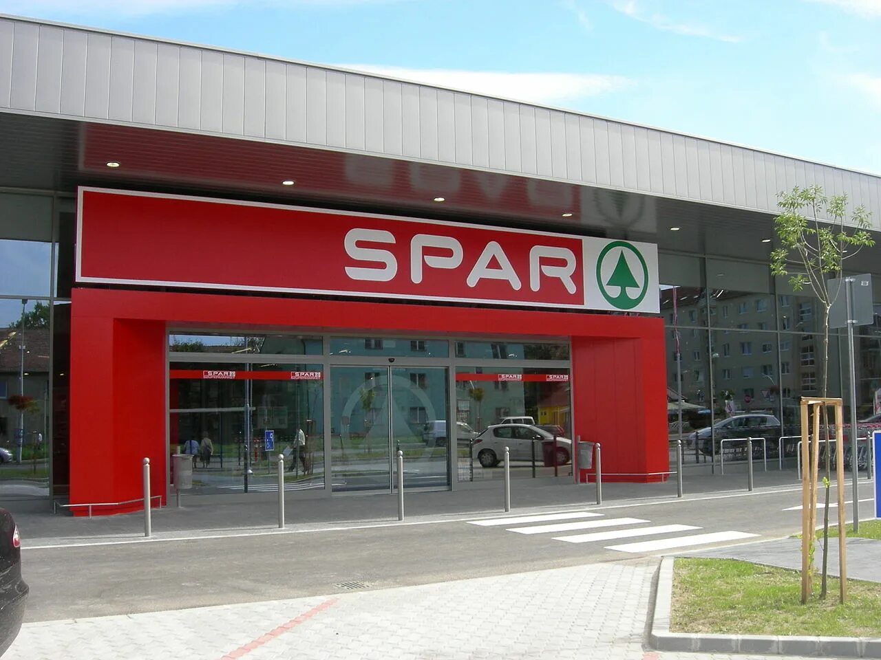 Спар сайт. Спар. Супермаркет Спар. Spar магазин. Спар магазин фото.