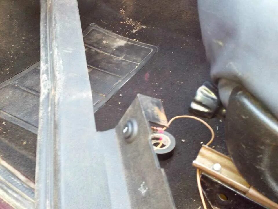 Ключ багажника ваз 2107. Ключи от машины ваз 2107. Как открыть дверь 2107 без ключа. Как открыть машину без ключа ваз 2109. Ключ дверей ваз 2107.