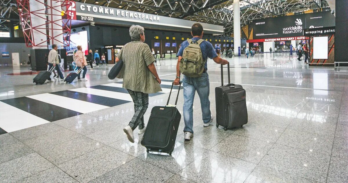 Поставь аэропорт. Работники аэропорта. Российские туристы. Люди с чемоданом в аэропорту Шереметьево. Туристы в Москве.