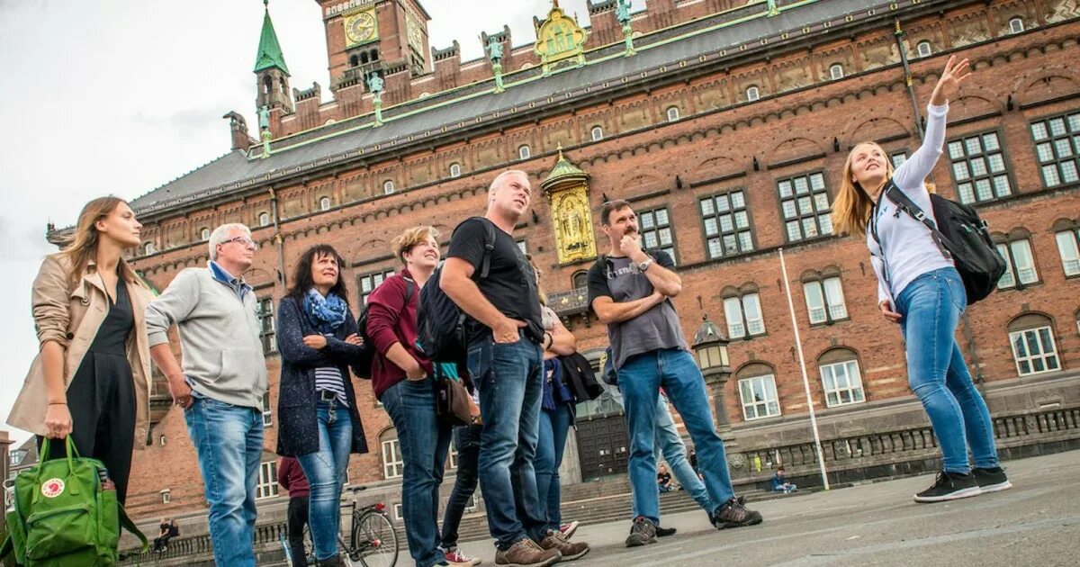 Пешие экскурсии в санкт петербурге. Люди на экскурсии. экскурсовод с группой. пешеходная экскурсия. пешеходная экскурсия с гидом.