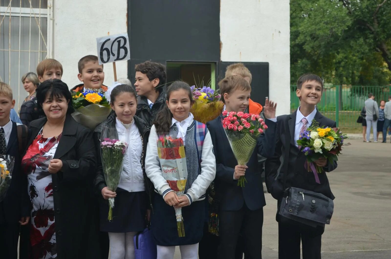 Первоклассники на линейкк. Школа 1056 1 сентября 6 классов. Первоклассники на линейке. Первое сентября 2015. 1 сентября 6 класс частное.