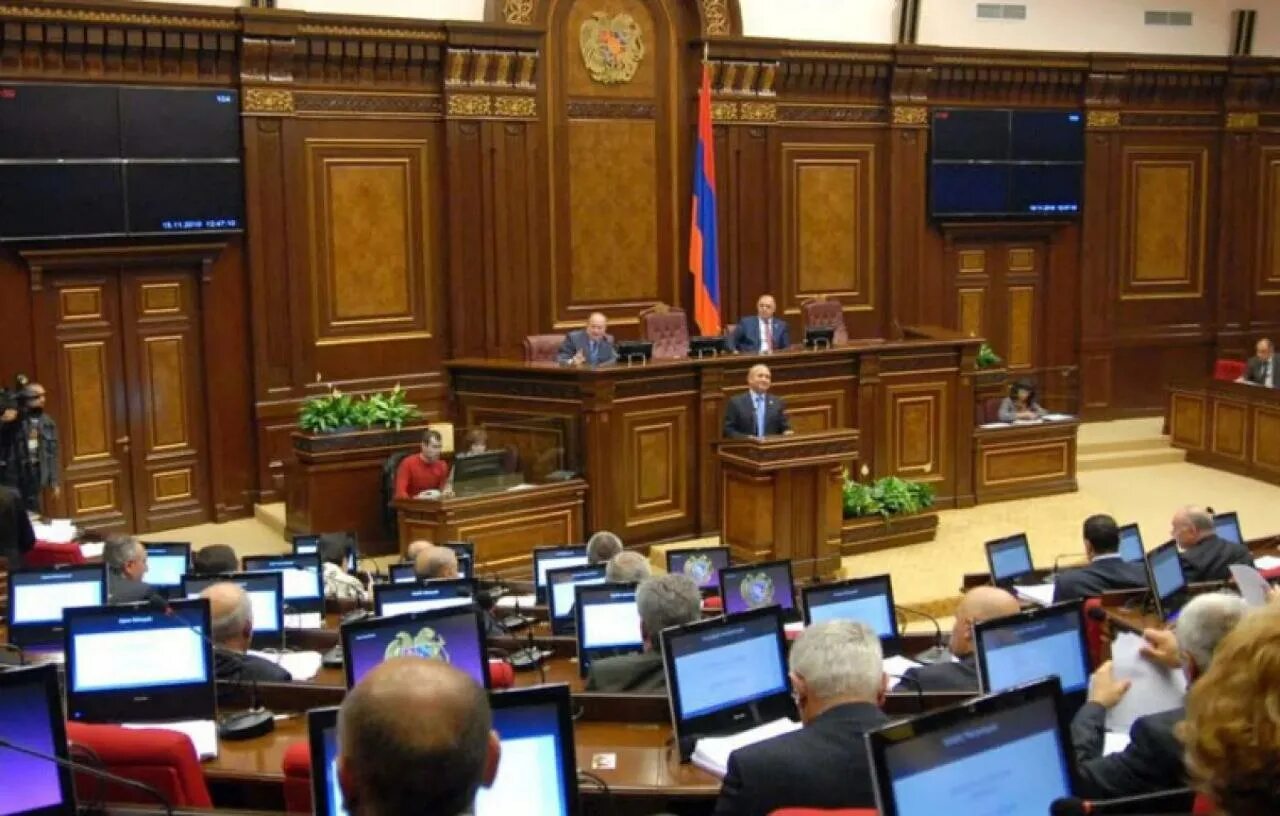 Парламент Армении зал заседаний. Первый парламент. Фото из парламента.