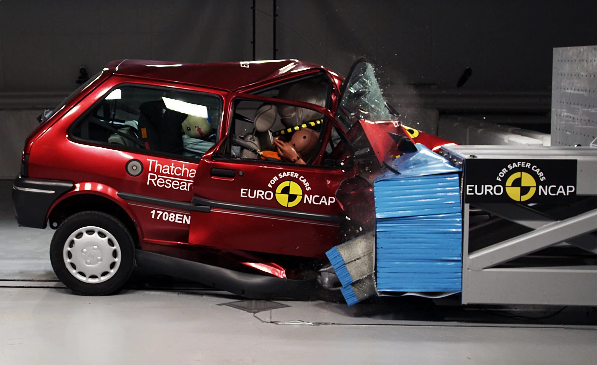 Краш тест евронкап. Краш тест евро NCAP. Испытания безопасности автомобиля. Краштест автомобиль.