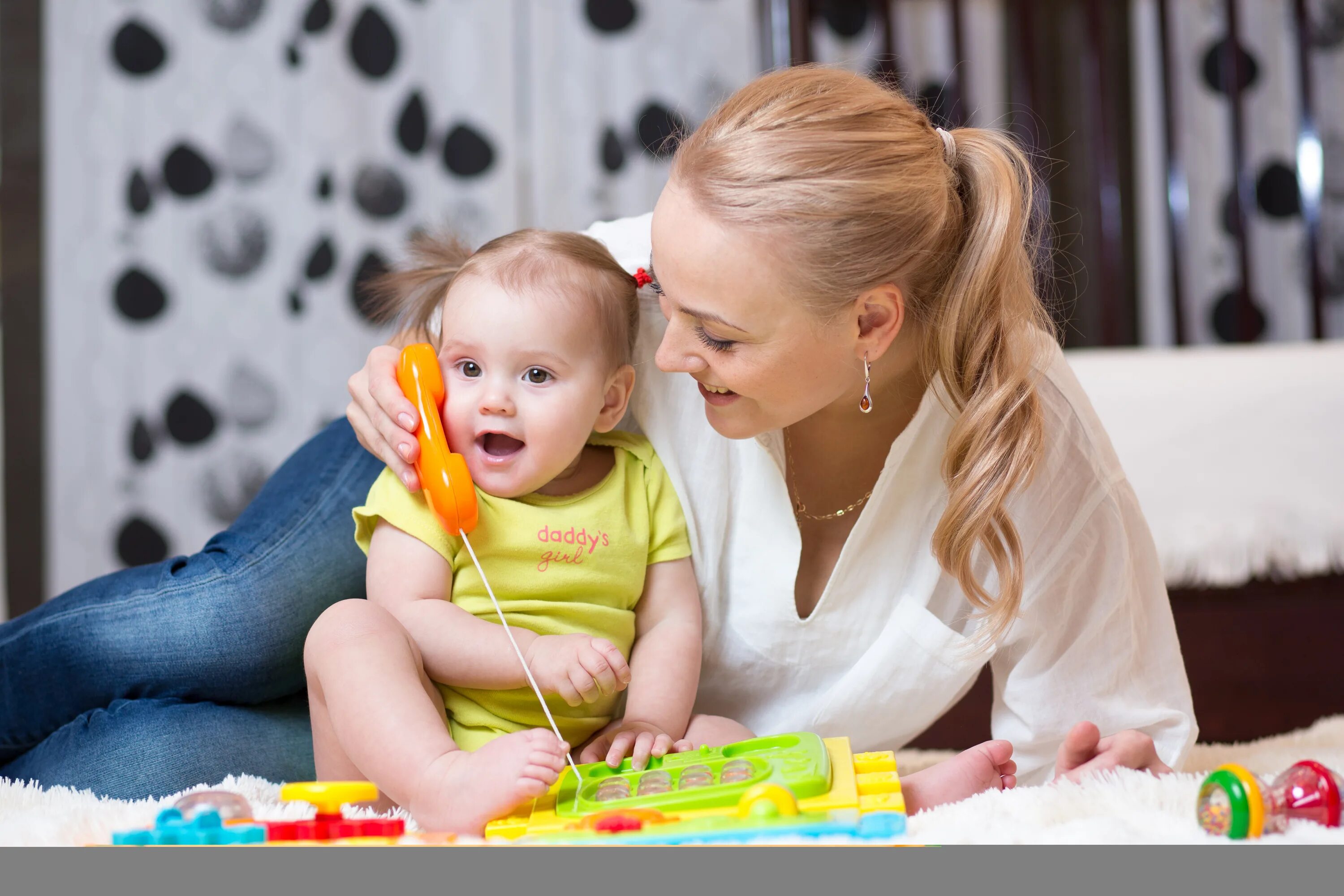 Девочка разговаривает по телефону. Девочка быстро говорит. Общение детей эстетика. Девочка быстро говорит. Женщина улыбается.