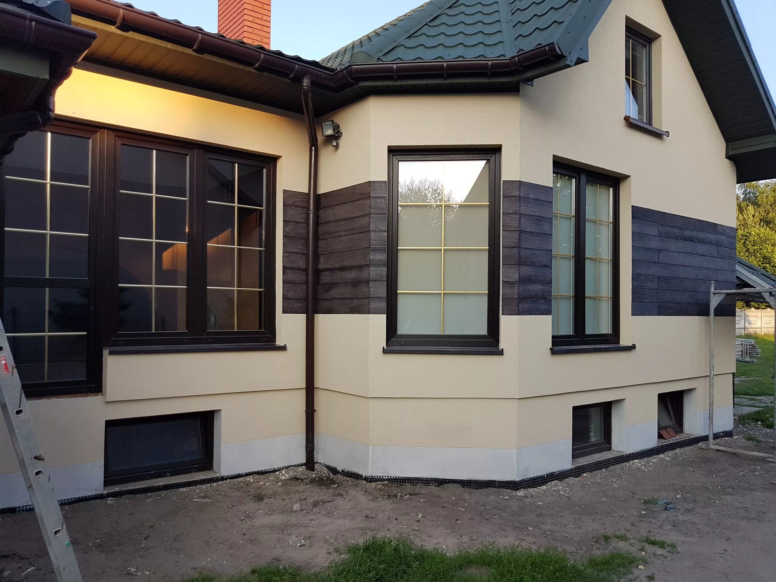 Отделка фасада имитацией бруса. Cm klippa фасадная панель. Имитация фасада. Планкен 120х20 лиственница. Дерево на фасаде.