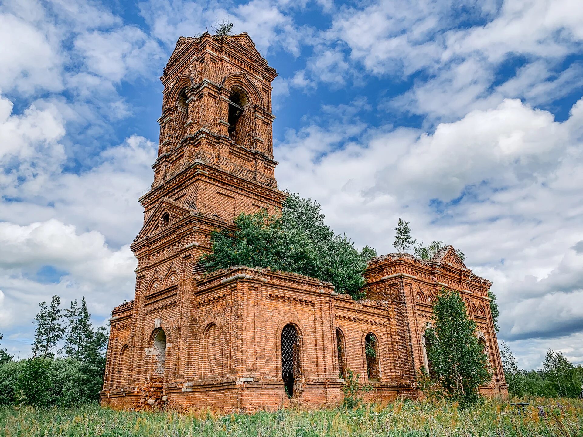 Заброшенная Церковь в Мещере. Алтайский край разрушенные церкви. Красная река деревня. Разрушенные храмы Липецкой области.