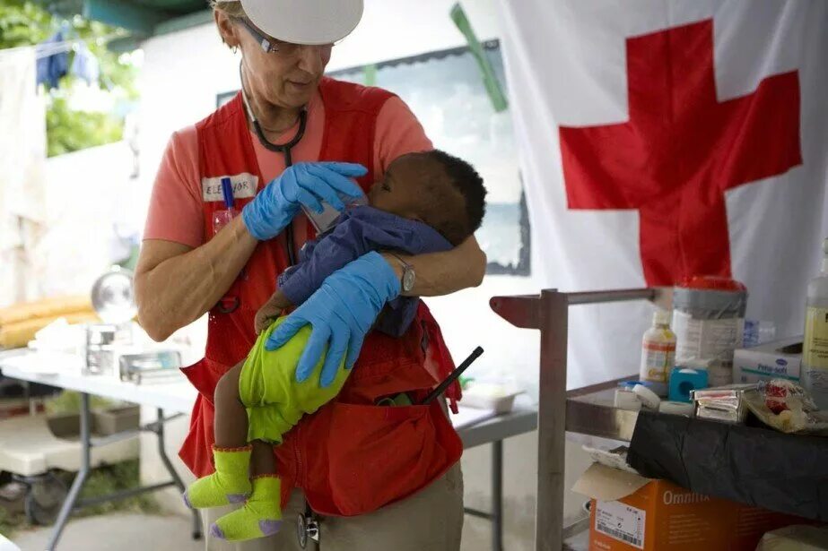 Красный крест помощь пострадавшим. Красный крест. Красный крест благотворительность. Волонтеры красного Креста. Красный крест Международная организация.