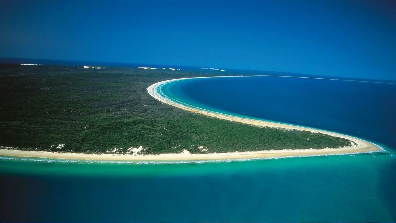 Стране принадлежит самый большой в мире остров. Остров Фрейзер Австралия. Песчаный остров Фрейзер в Австралии. Самый большой песчаный остров в мире Фрейзер. Песчаный остров в мире - Фрейзер.