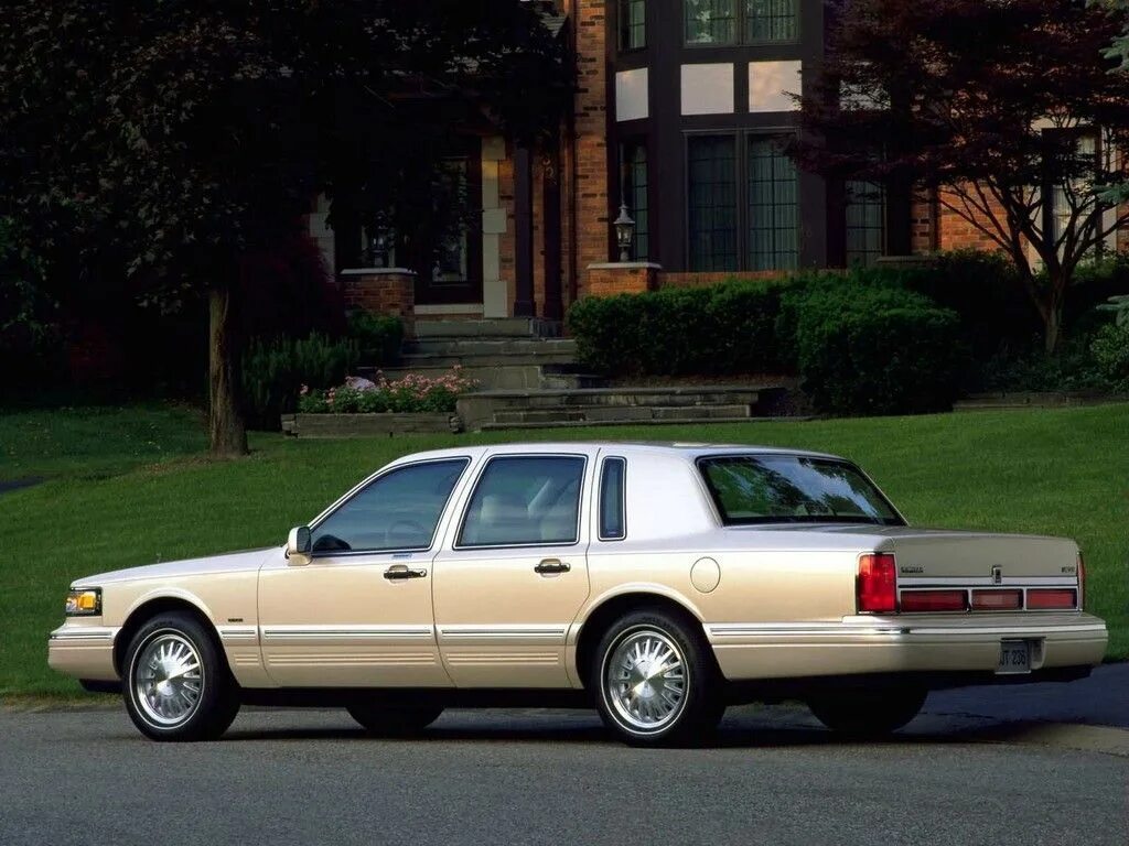 Таун кар 2. Lincoln Town car 1995. Линкольн Тоункар 1997. Lincoln Town car 1997. Lincoln Town car Cartier 1997.
