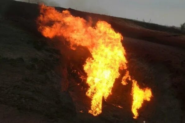 Пожар на нефтепроводе в оренбургской. Пожар на нефтепроводе в оренбургской. Пожар на нефтяной скважине. Пожар на нефтепроводе в оренбургской. Пожар на газопроводе.