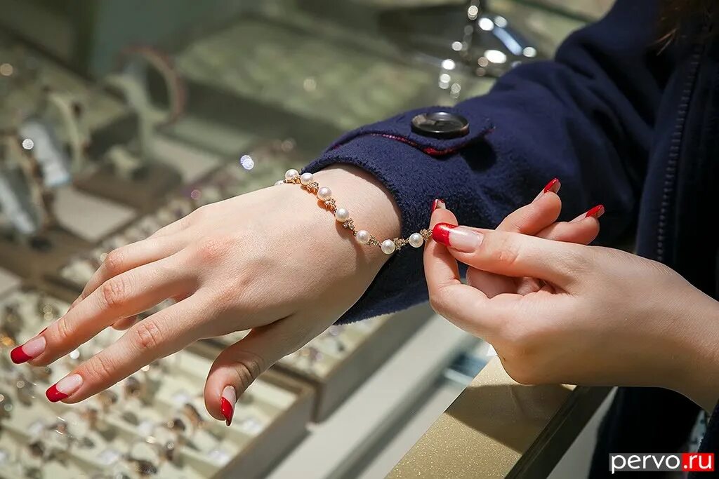 Бижутерия от руслана в хасавюрте. Размещение и выкладка ювелирных изделий. Девушка в ювелирном магазине. Тестирования ювелир центра. Ювелирный рынок.