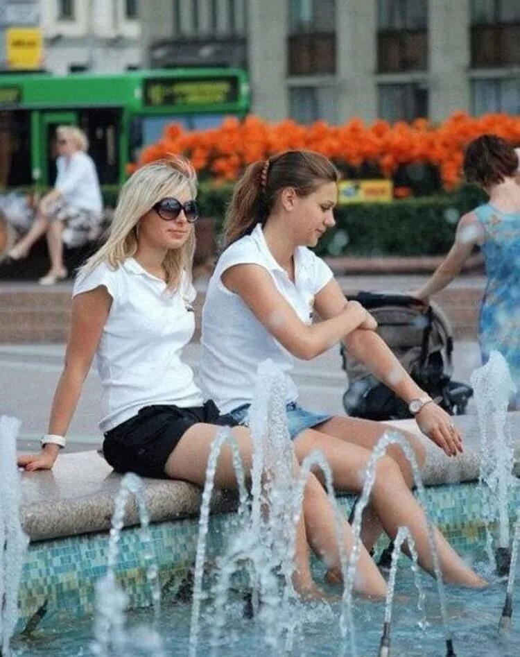 Girl fountain. Девочка купается в фонтане. Девочка купается в фонтане. Девушки в жару. Девчонки в жару.
