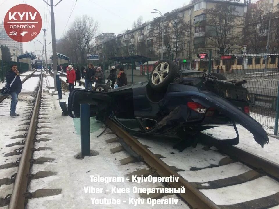 Пожар в квартире. В киеве дом пополам. Автомобиль после легкого дтп. Чп киев. Чп киев.