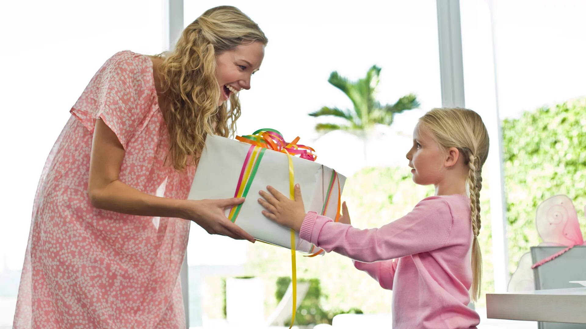 Mom surprises. Подарок маме. Ребенок дарит подарок. Ребенок дарит подарок маме. Дочка дарит подарок маме.