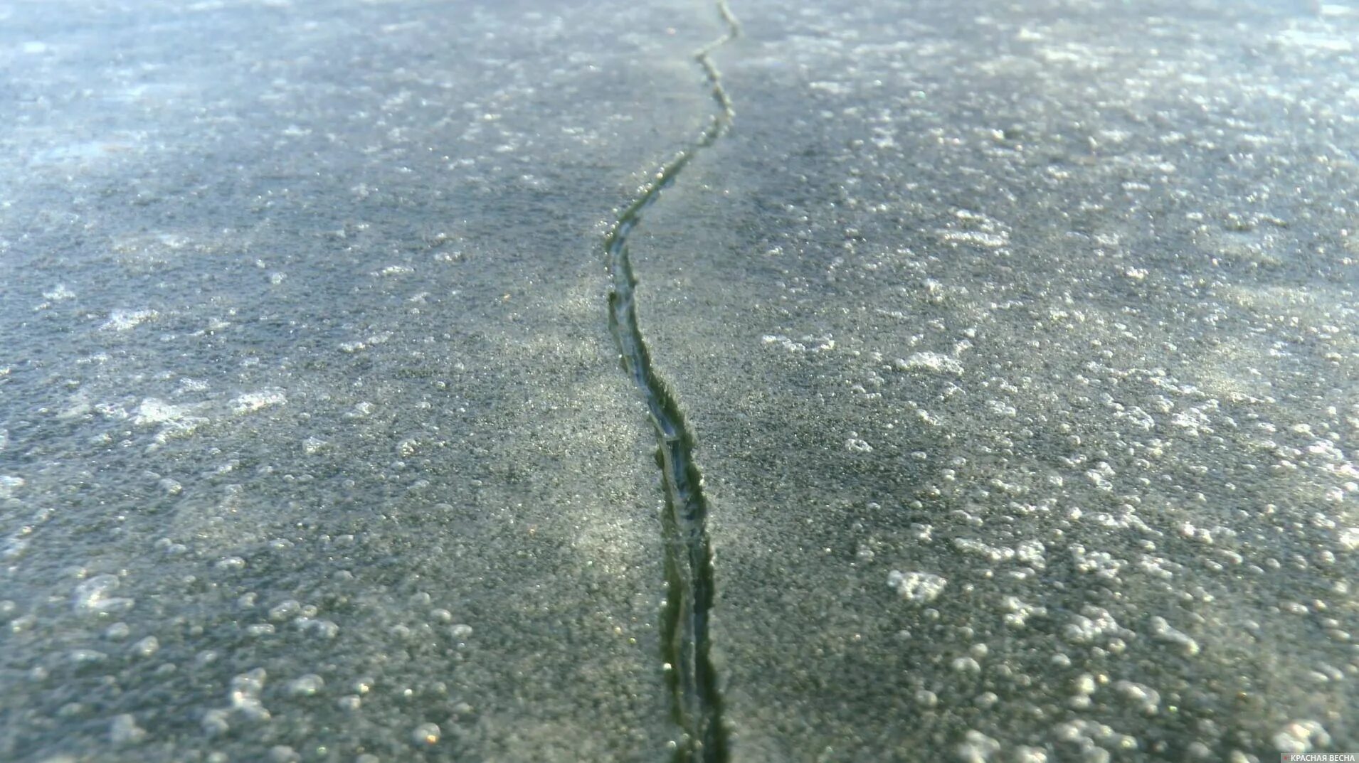 Треснувший лед. Трещины на льду. Треснувший лед на реке. Трещина в реке. Трещина река