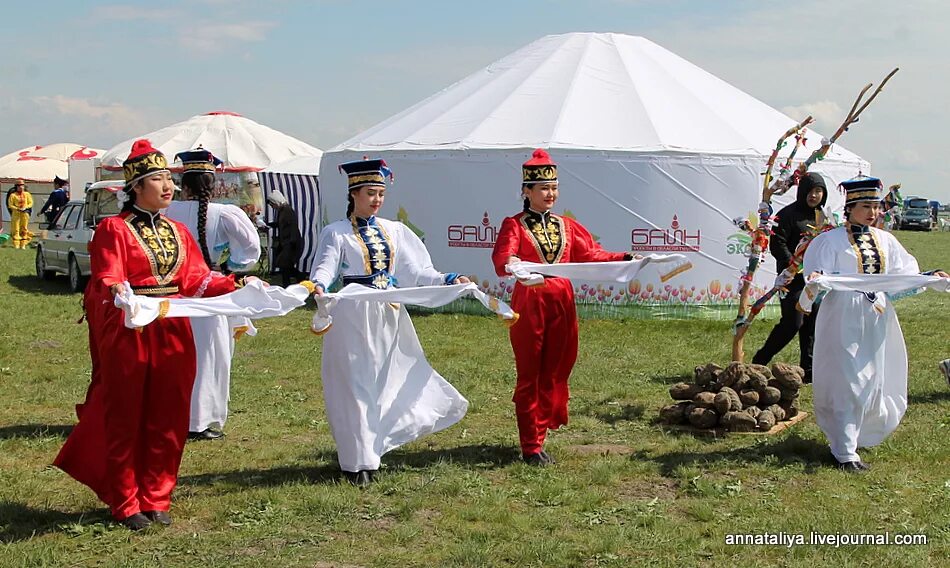 Калмыки народ. Калмыцкий национальный костюм. Калмыкский костюм национальный. Калмыцкие обряды. Свадебные традиции калмыкии.