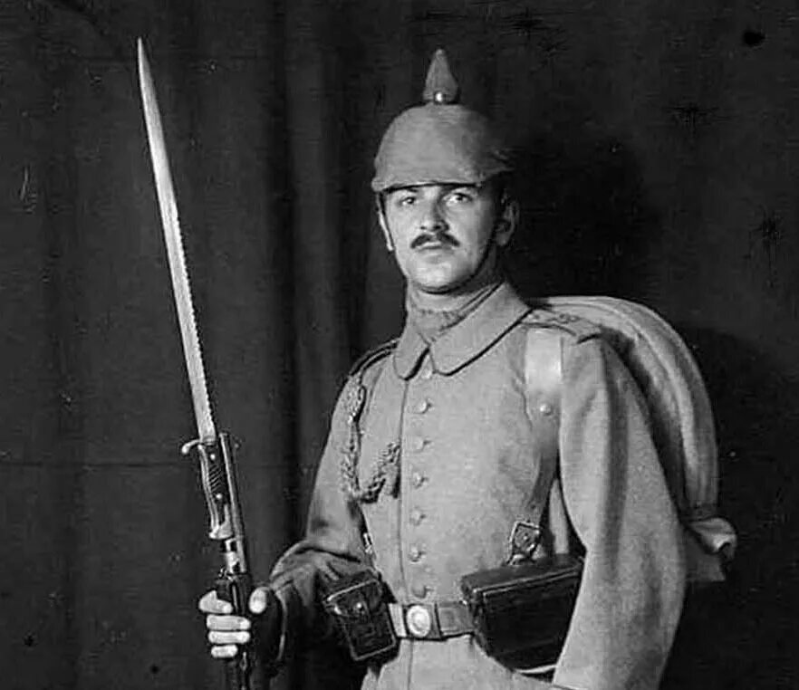 Солдаты с немецкими кинжалами. Человек штык. Штыковая атака вторая мировая. Боец ркка с свт-40. Штык 1812 года.