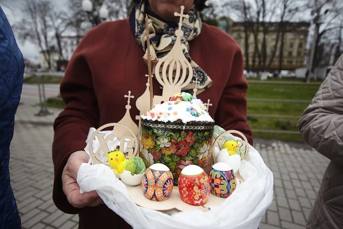 До скольки светят куличи. Пасха. пасхальный кулич в америке. куличи на улице. освящение куличей на пасху.