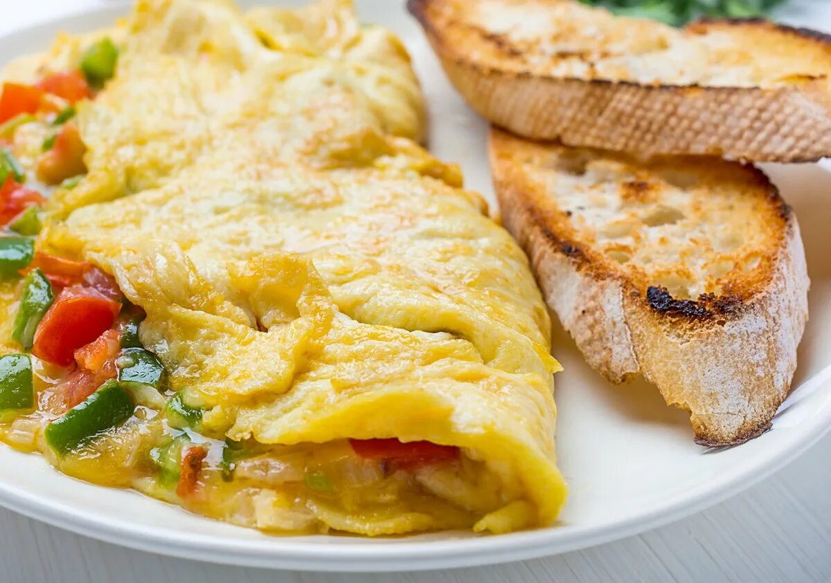 Что добавляют в омлет. Омлет санджак. омлет omelette франция. французский омлет с сыром. французский завтрак омлет.