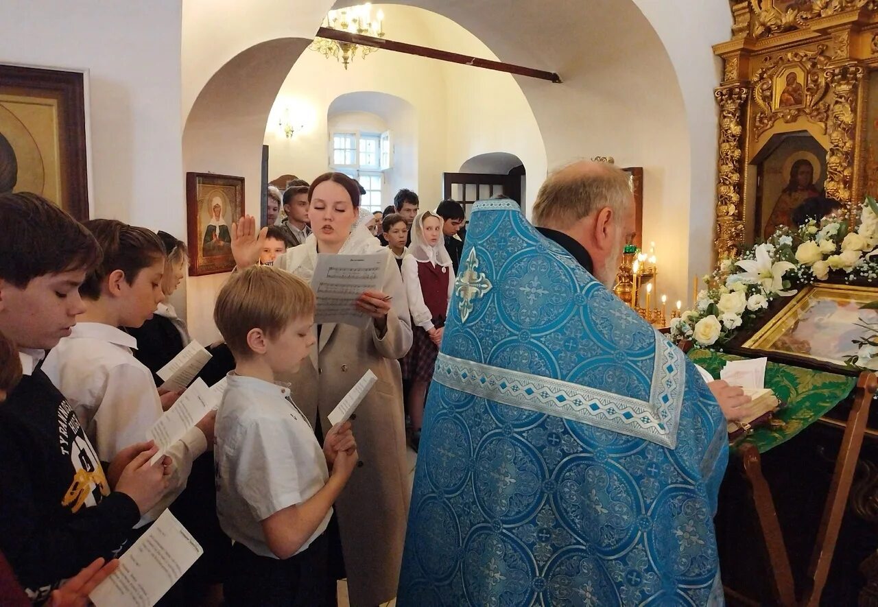 Православная школа отзывы. Православная школа Свиблово. Православная школа. Священник в школе. Молебен.