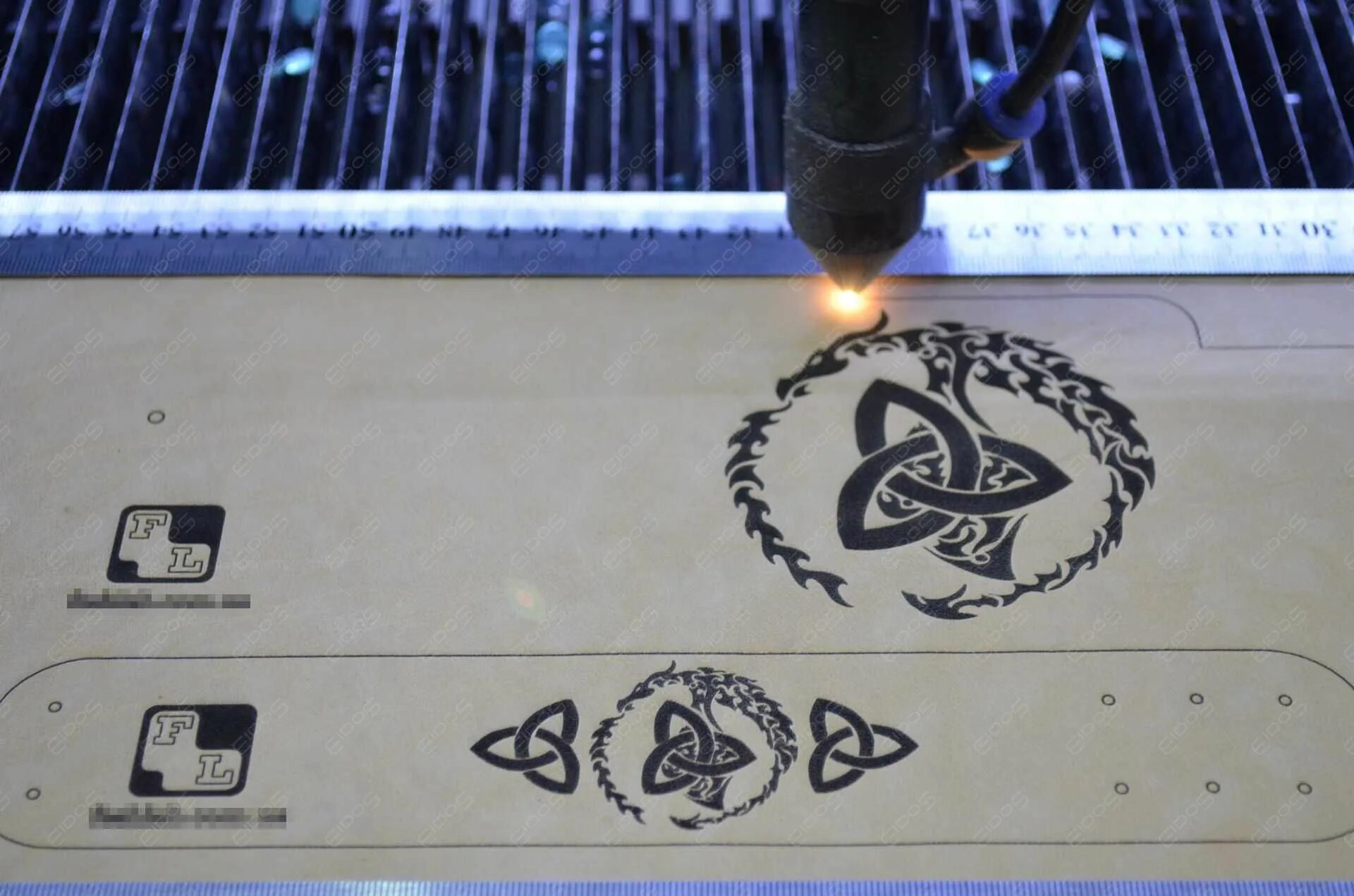 Лазерная гравировка на металле. Нанесение логотипа лазером на дереве. Лазерная гравировка логотип. Нанесение логотипа лазером. Гравировка логотипа на дереве.