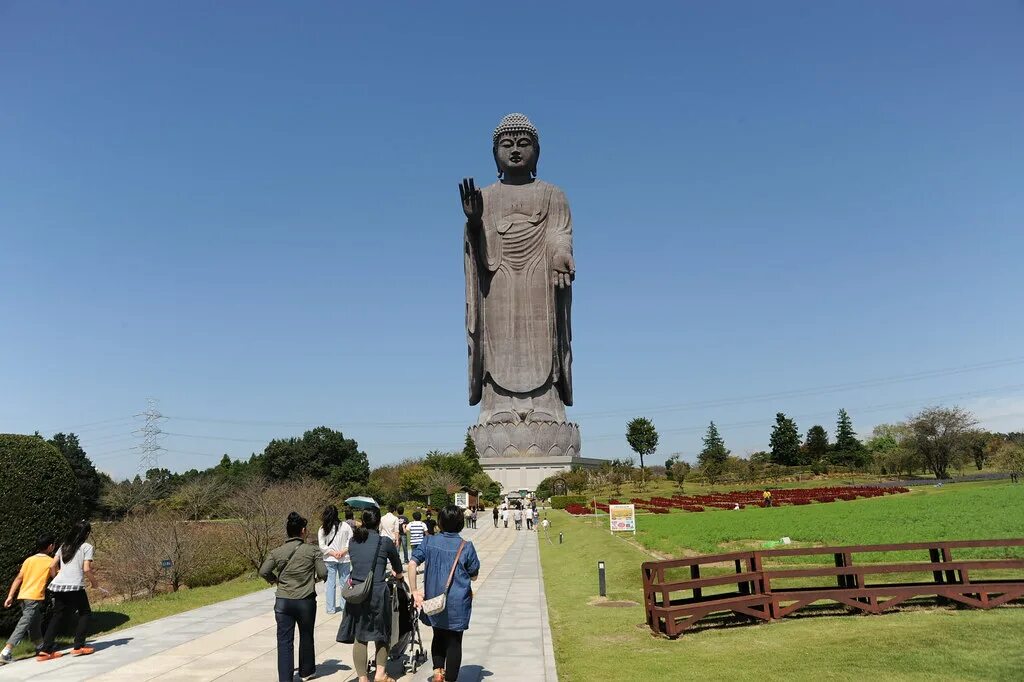 Первые памятники в мире. Дайбуцу Усику статуя Будды. Дайбуцу Усику Япония. Статуя Усику Дайбуцу в Японии. Самая большая статуя Будды в Японии.