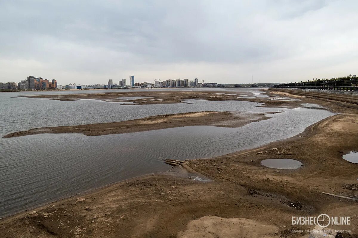 Уровень воды в озере составлял. Волга обмелела Казань. Волга обмелела 2019 Казань. Река Казанка в Казани. Река Волга мелеет.