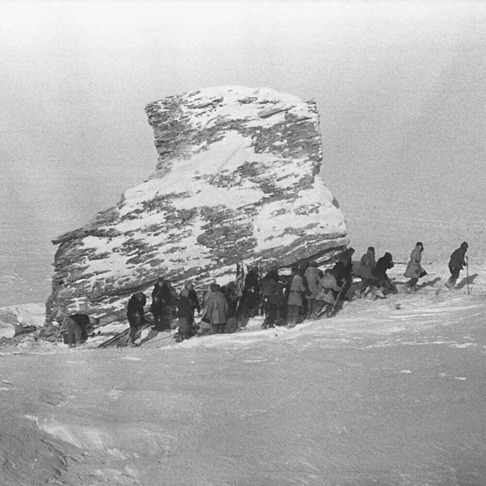 гора холатчахль перевал дятлова. перевал дятлова гора. гора мертвецов перевал дятлова. северный урал гора мертвецов. гора мертвецов экспедиция дятлова.