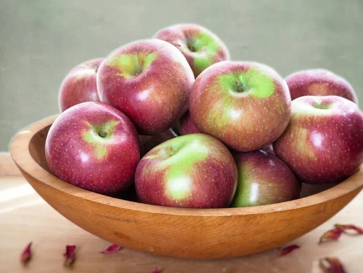 A few apples. Macoun apple. the bowl is of apples. few apples pictures.