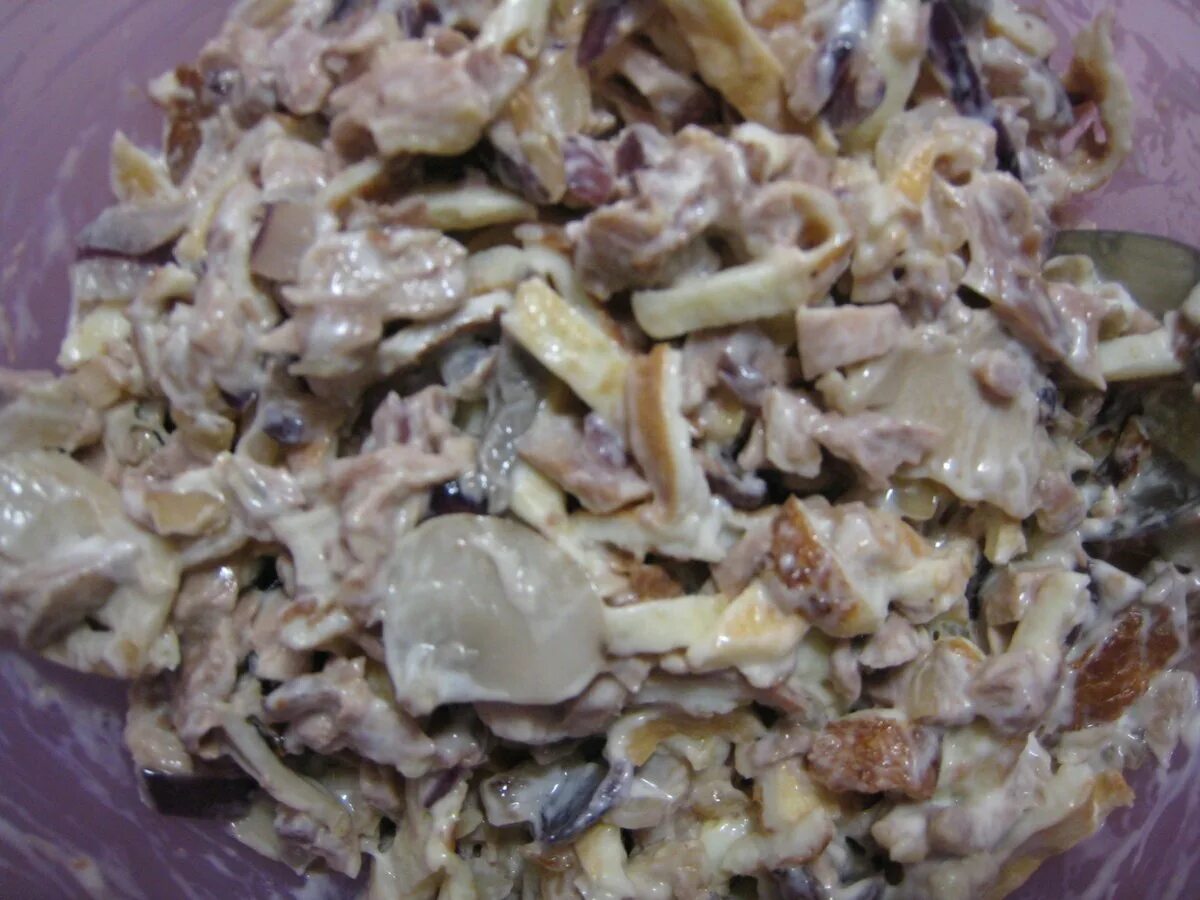 Салат с филе грибами сыром. Салат с курицей и грибами. салат курица грибы майонез. грибы с луком салат. салат из курицы с грибами и луком.