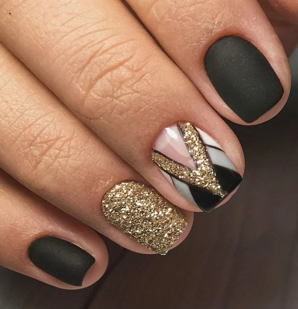 черно золотистый дизайн ногтей. черно-золотой маникюр. стильный маникюр черный с золотом. маникюр чёрный с золотом. черно-золотой маникюр.
