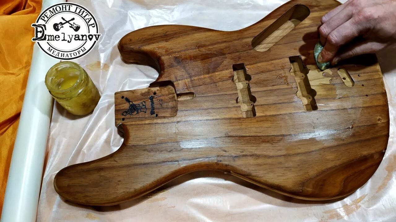 Лакированная гитара. Лакировка деки гитары. лакирование электрогитары. покраска электрогитары. электрогитара тунговое масло.