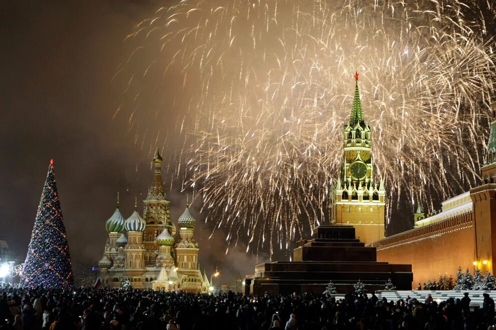 Новогодний салют на красной площади. Красная площадь новый год. Кремль новый год. Елка на красной площади. С новым годом великая россия