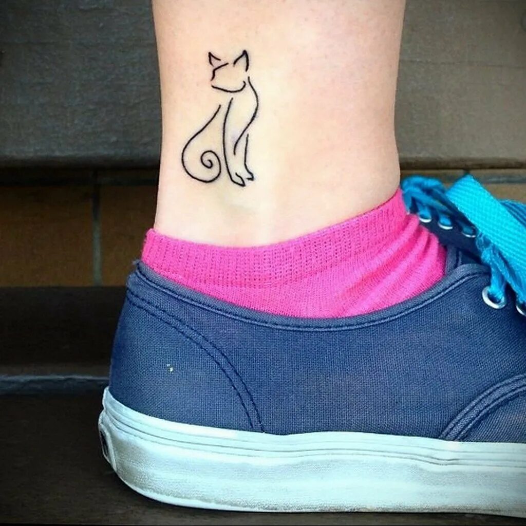 Тату девушек кошка на ноге. Тату кошка. тату на щиколотке кошка. тату кошка на щиколотке для девушек. тату кошка на лодыжке для девушек.